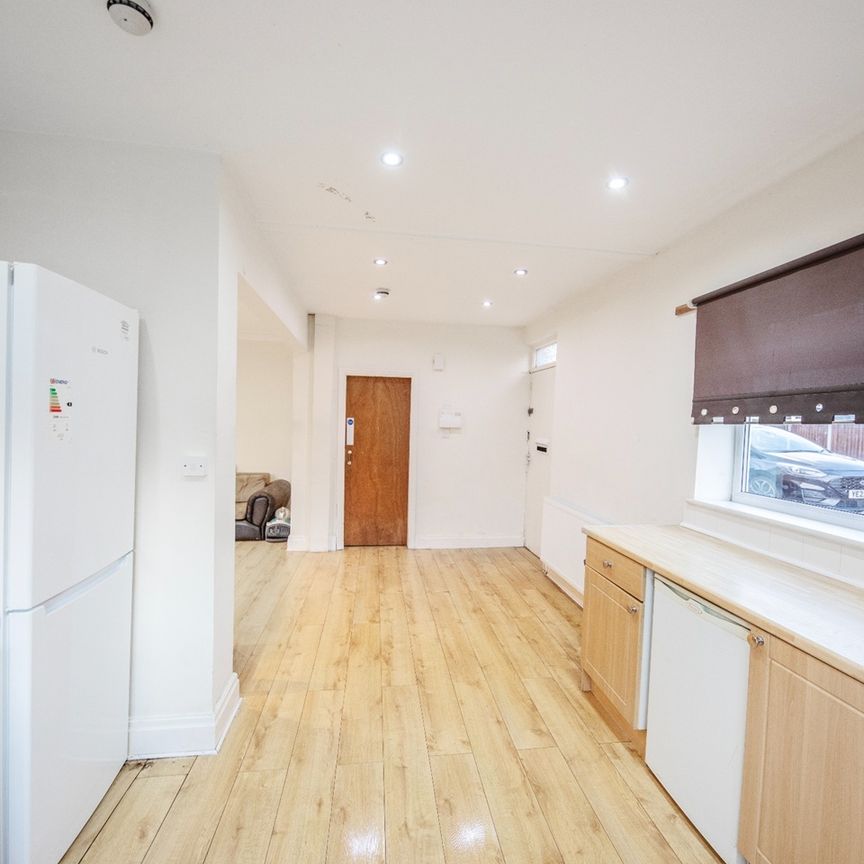 5 Bed Semi-Detached House, Laurel Bank Court, LS6 - Photo 1
