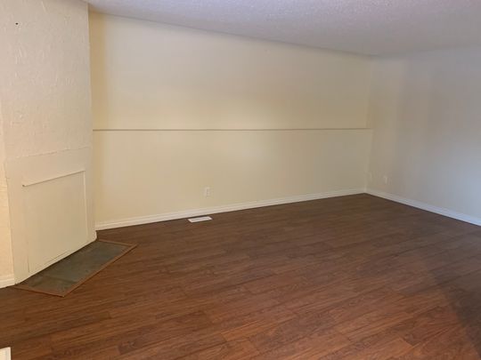 Amazing Find in Red Deer! 3 Bedrooms, 1 Bath!! - Photo 1