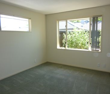 Rear Sunny 3 bedroom Townhouse - Photo 2