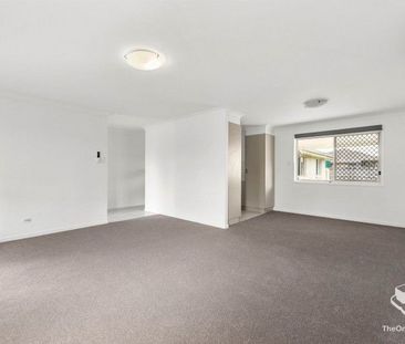 Freshly painted and carpeted - Family home in quiet location - Photo 5