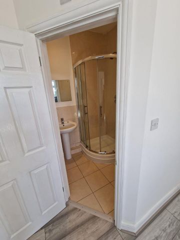 1 bedroom in a house share to rent - Photo 5