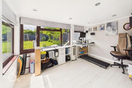 4 bedroom semi-detached house to rent - Photo 2