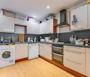 6 bedroom house to rent - Photo 1