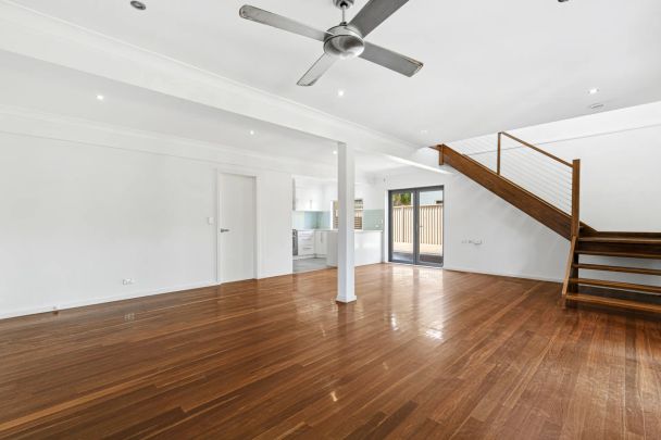 Coastal dual-level family home in central Palm Beach - Photo 1