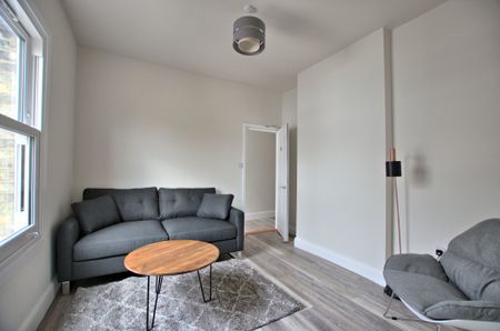 A double bedroom with private ensuite, in a five-bedroom shared house on Mill Road. Refurbished in recent years, to a high standard and excellently located for Cambridge city centre, Addenbrookes and the train station. - Photo 3