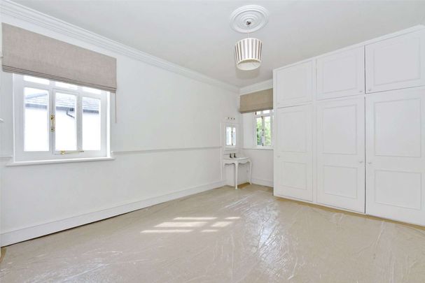 Situated in the heart of picturesque Bray Village, an elegant period house with gated off- street parking and a lovely private garden. - Photo 1