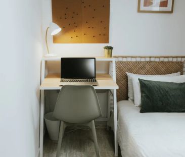 Room in a shared 4-bedroom apartment for rent in El Gòtic. - Photo 5