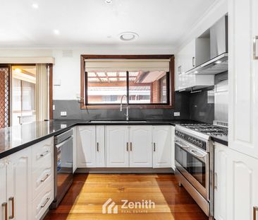 Spacious Family Living in a Prime Malvern East Pocket – 5 Bedrooms & Walk-to-Station Convenience! - Photo 4