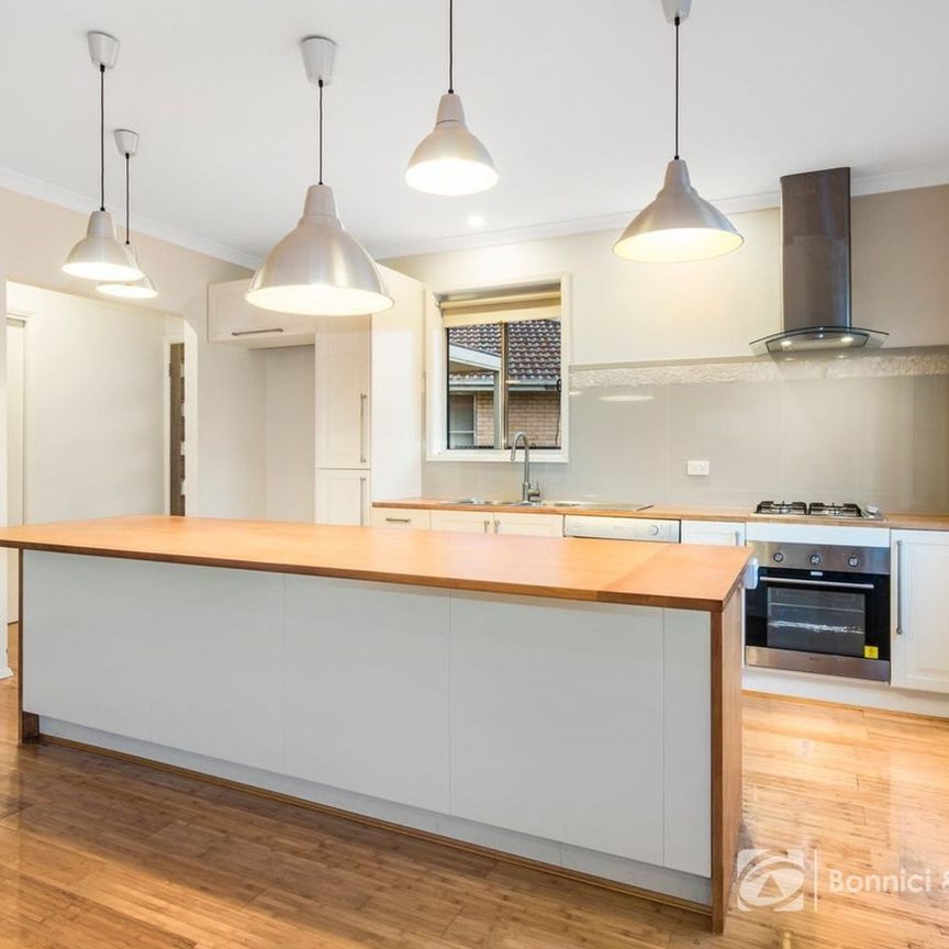 LOW-MAINTENANCE AND CENTRAL CONVENIENCE - Photo 1