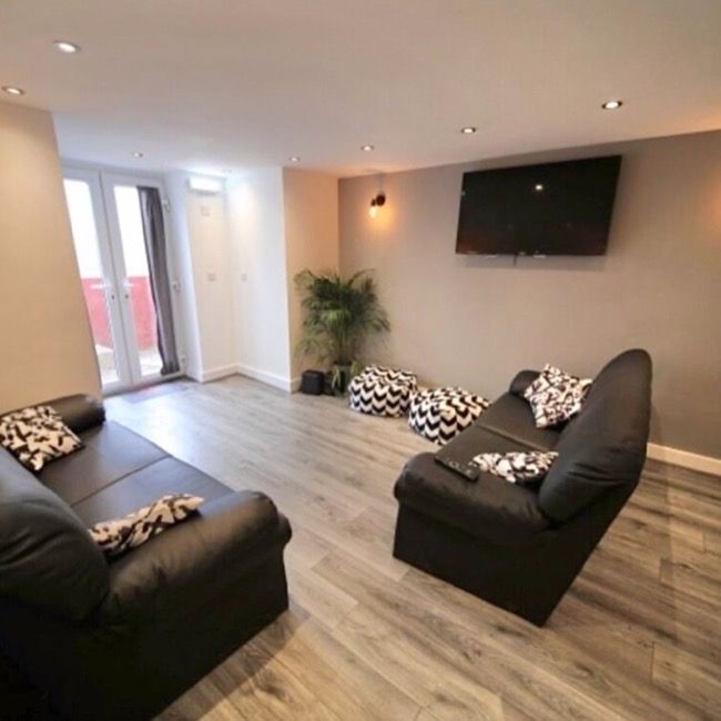 8 Bed - 13 Brudenell Avenue, Hyde Park, Leeds - LS6 1HD - Student - Photo 1