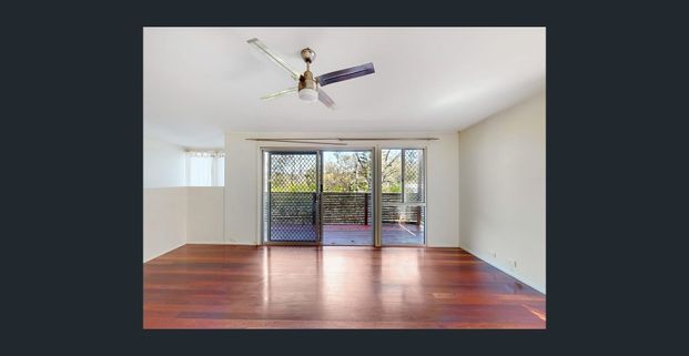 Spacious Family Haven with Modern Open-Plan Living - Photo 1