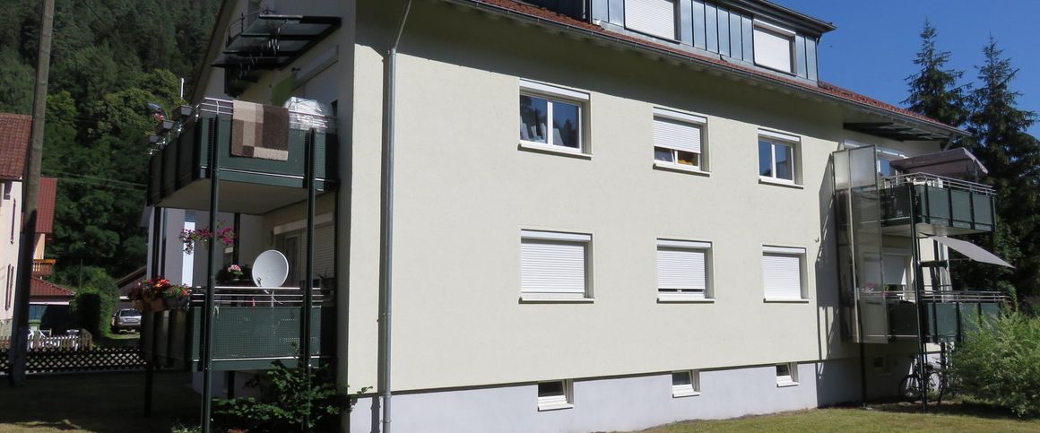 Schmuckstück! 3-Zimmerwohnung mit Balkon im Luftkurort Calmbach - Photo 1