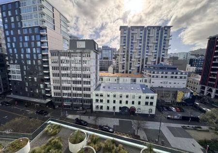 West facing one bedroom apartment with a large study/bedroom - Photo 3