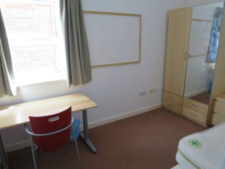 3 bedroom flat to rent - Photo 5