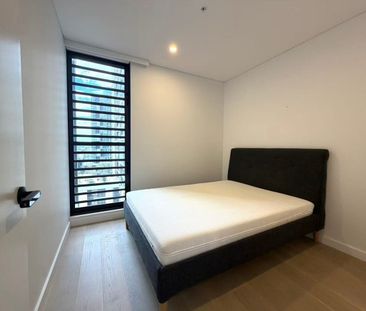Bright & Spacious Northeast-Facing Apartment with Garden Views - Photo 3