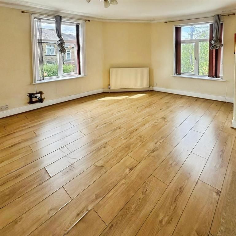 3 bedroom flat to rent - Photo 1