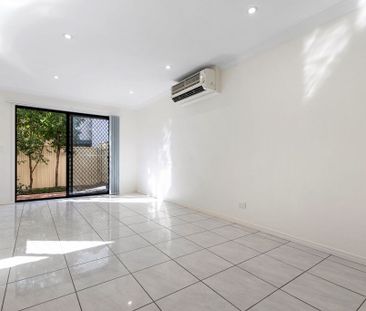 Modern Townhouse with Air Conditioning! - Photo 6