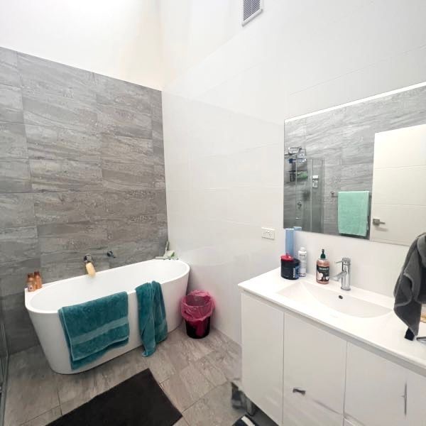 Modern four bedroom townhouse in a Prime St Marys Location! - Photo 1