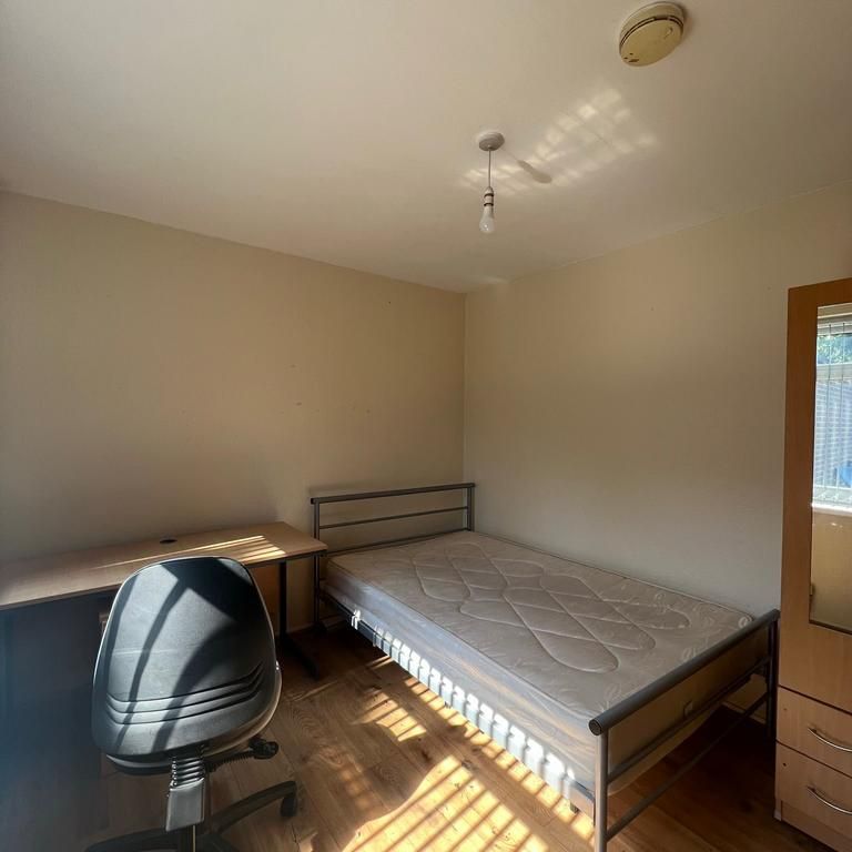 1 bedroom in a house share to rent - Photo 1
