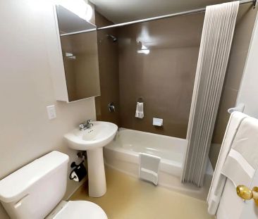 260 Wellesley Street Residences — Bachelor - Photo 1