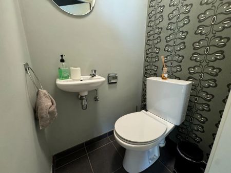 Verzorgd gelijkvloers één slaapkamer appartement met tuintje en autostaanplaats - Photo 3