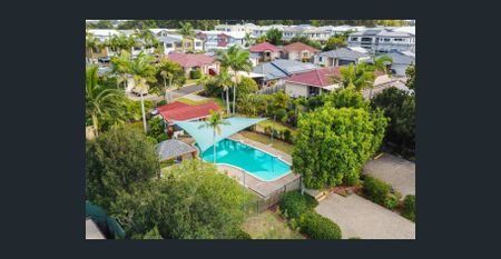 Easy single‑level living with pool, yard and garage - Photo 5