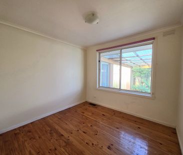 Spacious Family Home in Altona Meadows - Photo 6