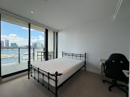 Stunning Fully Furnished 2-Bed, 2-Bath Apartment with Parking in the Heart of Docklands - Photo 3