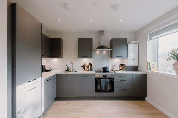 Casa, Vista Park, Glasgow, G33 - Photo 1