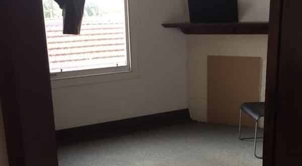 Centrally located flat to uni at a great price - Photo 1
