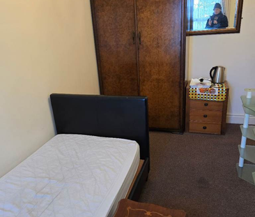 3 bedroom flat to rent - Photo 2