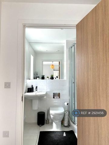 1 bedroom in a flat share to rent - Photo 4