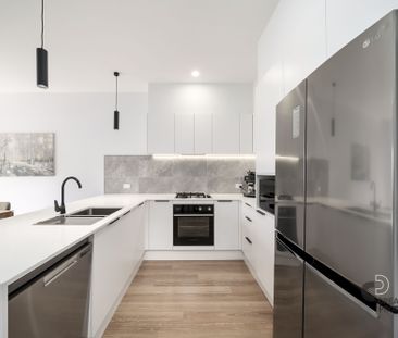 Architecturally designed modern family home - Photo 1