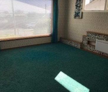 Family home in Stoke - Photo 4