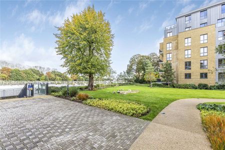 Luxury 3 bedroom apartment on Teddington Riverside. - Photo 2