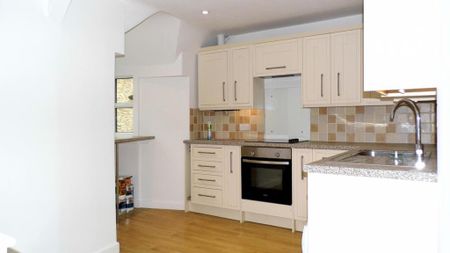 3 bedroom flat to rent - Photo 5