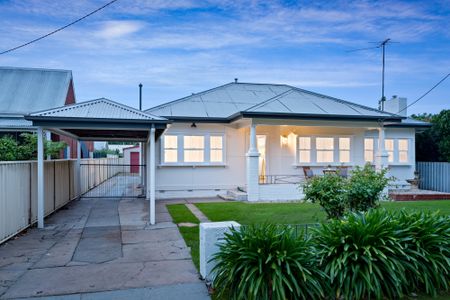 Spacious Central Family Home - Photo 2