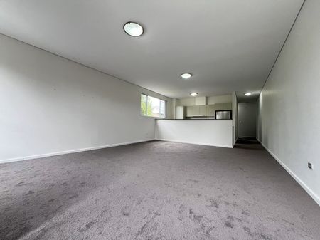 Modern 3 Bedroom Apartment Available to Move in NOW**Brand New Carpets** - Photo 2