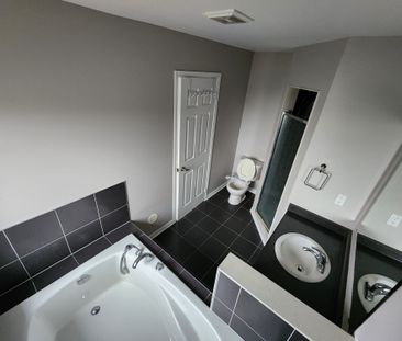 For Lease - 16 Saunter Court, Brampton, Ontario - Photo 4