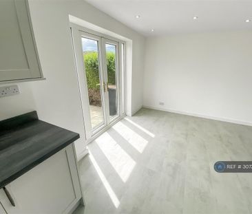 3 bedroom end of terrace house to rent - Photo 2