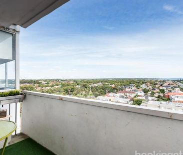 Super-sized, light-filled one-bedder with uninterrupted bay views - Photo 1