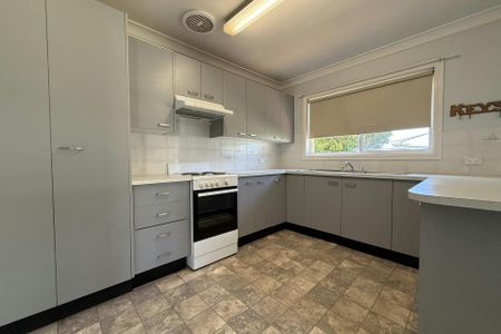 Charming Brick Home in Parkes - Photo 5