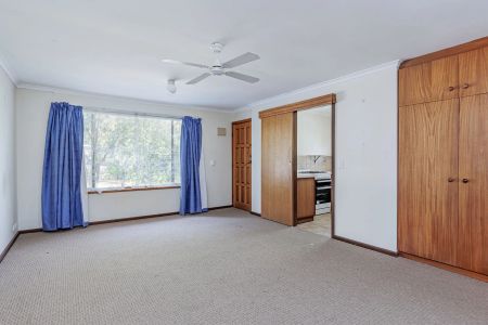 Well-appointed home in a neighbourhood filled with conveniences! - Photo 2