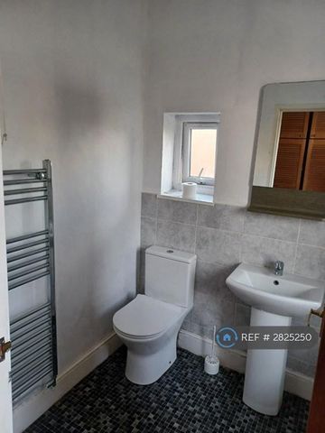 1 bedroom in a house share to rent - Photo 5