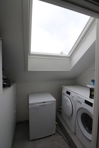 Modern en energiezuinig 2-slaapkamerappartement met carport en ruim terras. - Foto 3