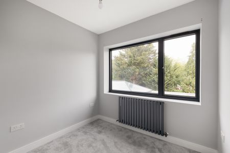 A Detached House with a Generous Garden Between Richmond Park and Wimbledon Common - Photo 2