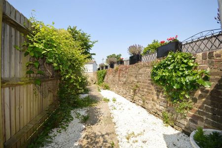 3 bedroom terraced house to rent - Photo 5