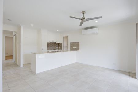 4 BEDROOM FAMILY HOME + STUDY - Photo 4