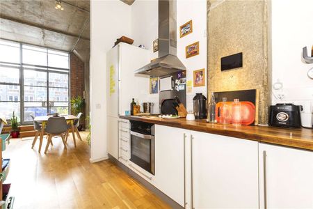 A loft apartment with private terrace forming part of a former print works on the banks of the Wenlock Basin, Regent's Canal. - Photo 5