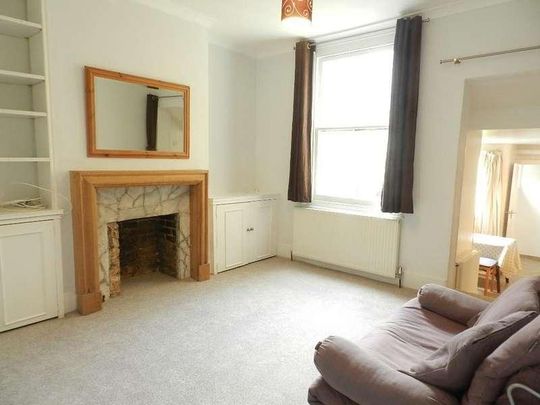 Warriner Gardens, First Floor Flat, London, SW11 - Photo 1